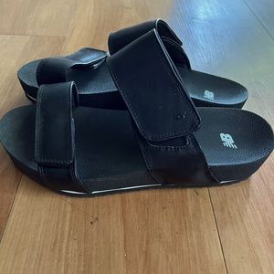 Like new New Balance sandals. Only worn once!!